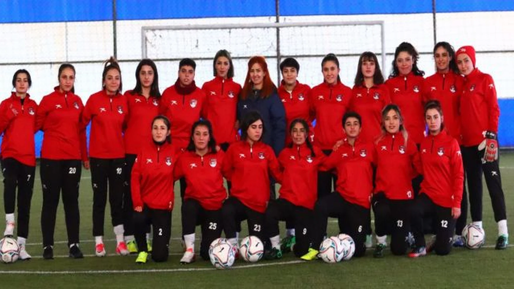 Vanspor Kadın Futbol Takımı Lige Hazırlanıyor