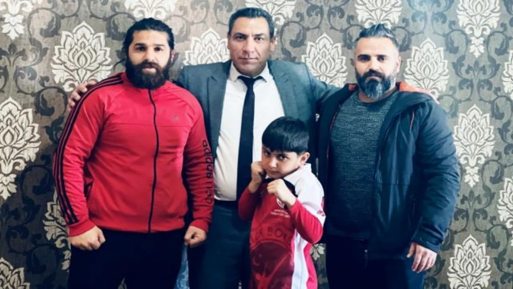Minik Şampiyon Emircan Artim, gazeteci Uğurlu'yu ziyaret etti