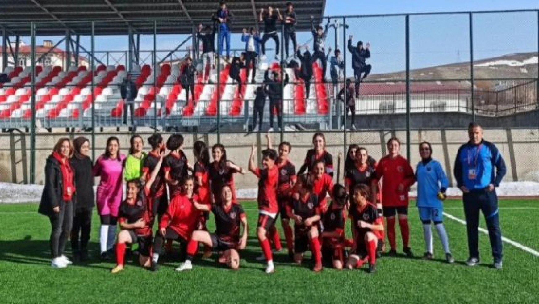 Büyükşehir Kadın Futbol Takımı Vanspor'u 5-0 yendi