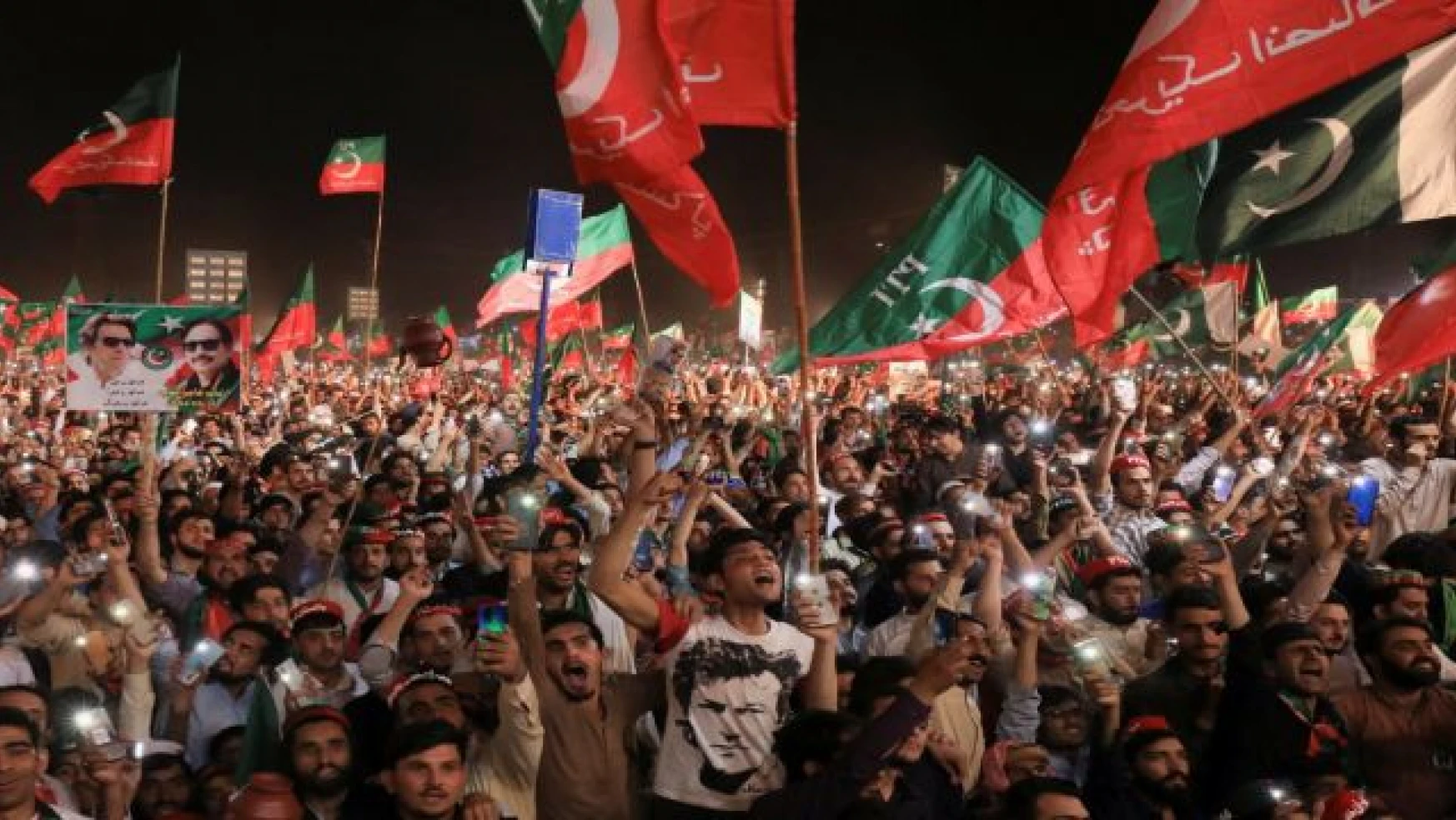 Pakistan'da İmran Han'a destek gösterileri devam ediyor