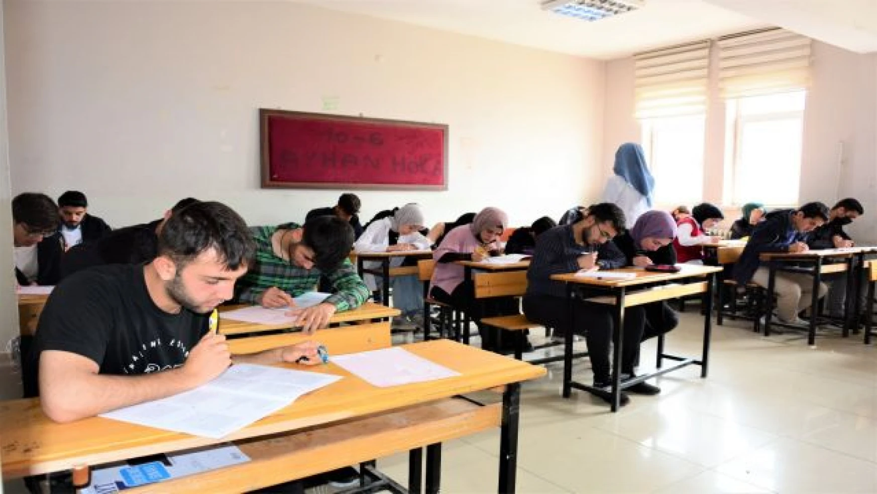 Tuşba Belediyesi'nden 2 bin 400 öğrenciye TYT deneme sınavı