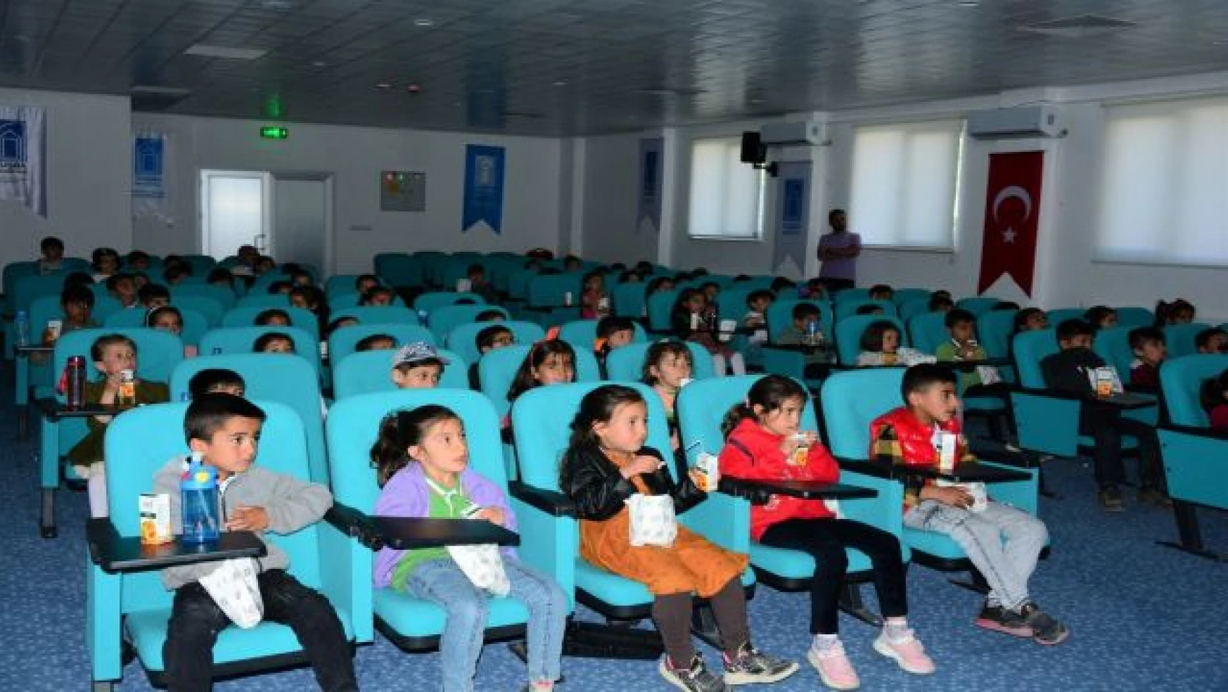 Tuşba Belediyesi öğrencileri sinema ile buluşturdu