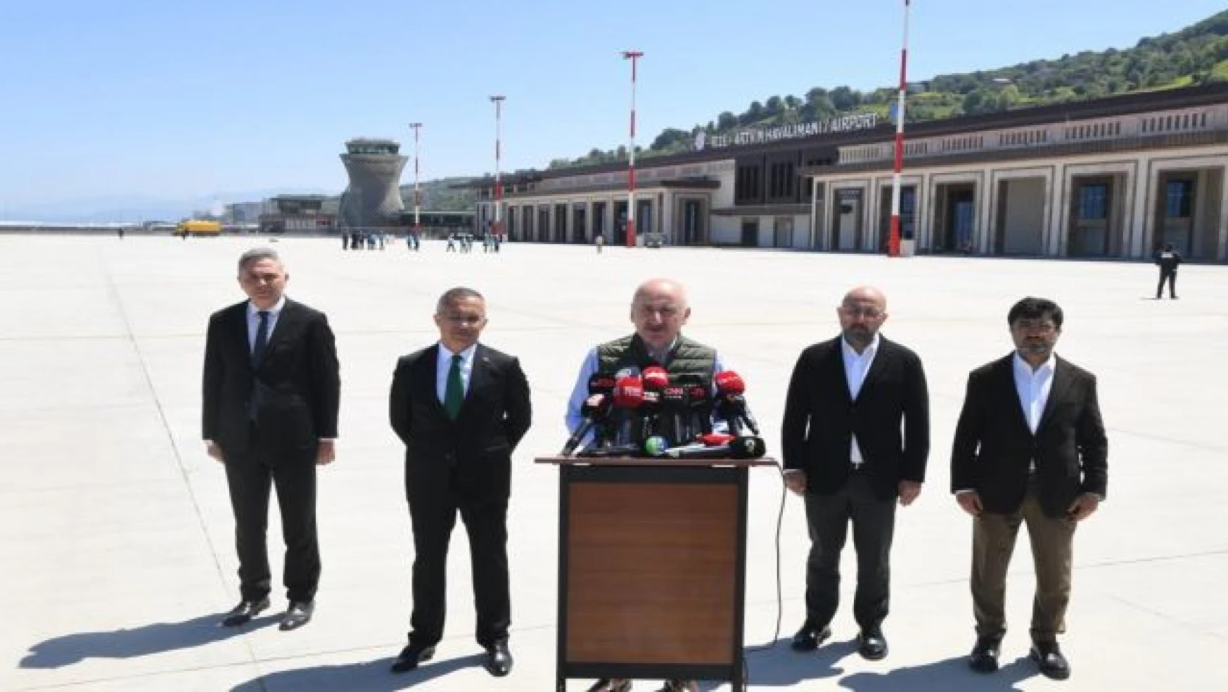 Ulaştırma ve Altyapı Bakanı Karaismailoğlu, Rize-Artvin Havalimanı'nda incelemelerde bulundu