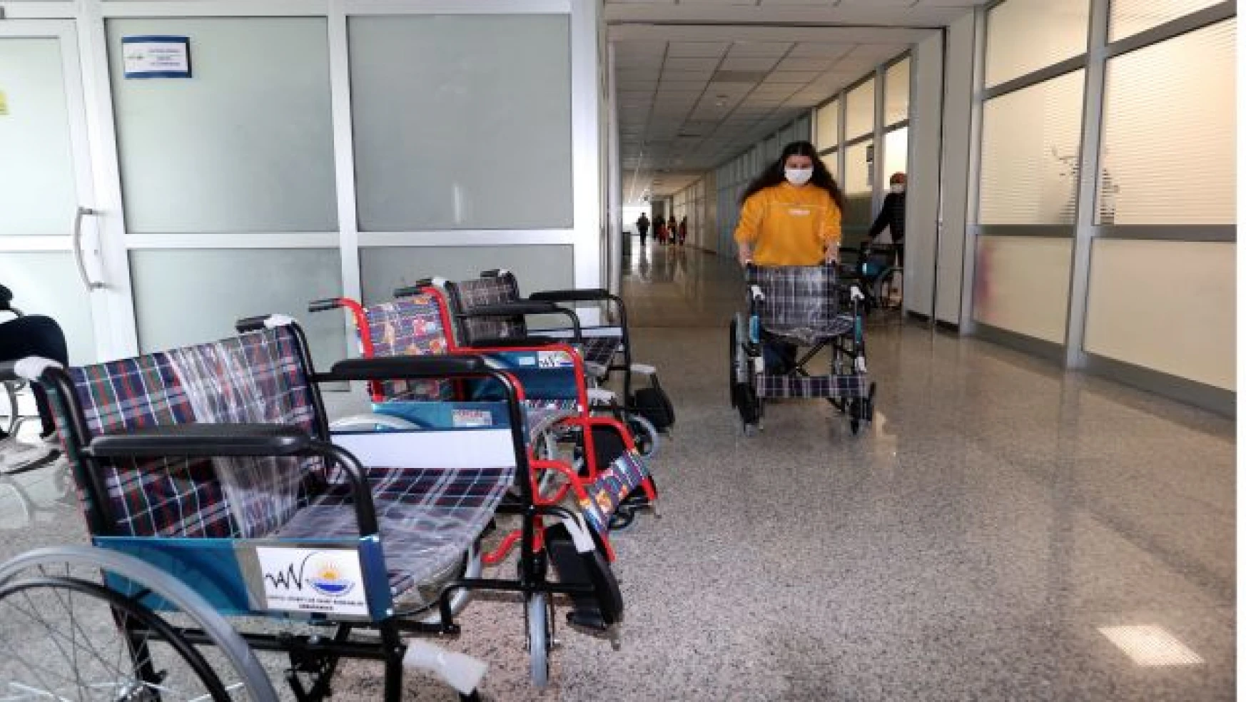 Büyükşehir, 7 engelli vatandaşlara tekerlekli sandalye hediye etti