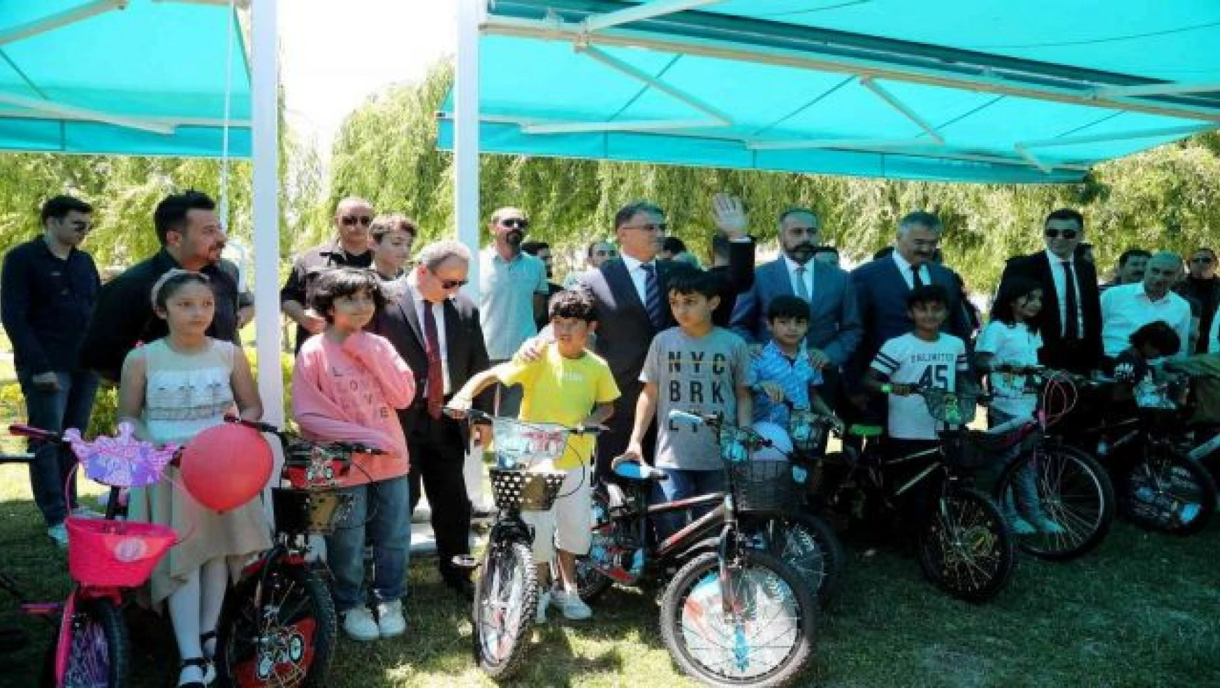 Van'da bin çocuğa bisiklet hediye edildi