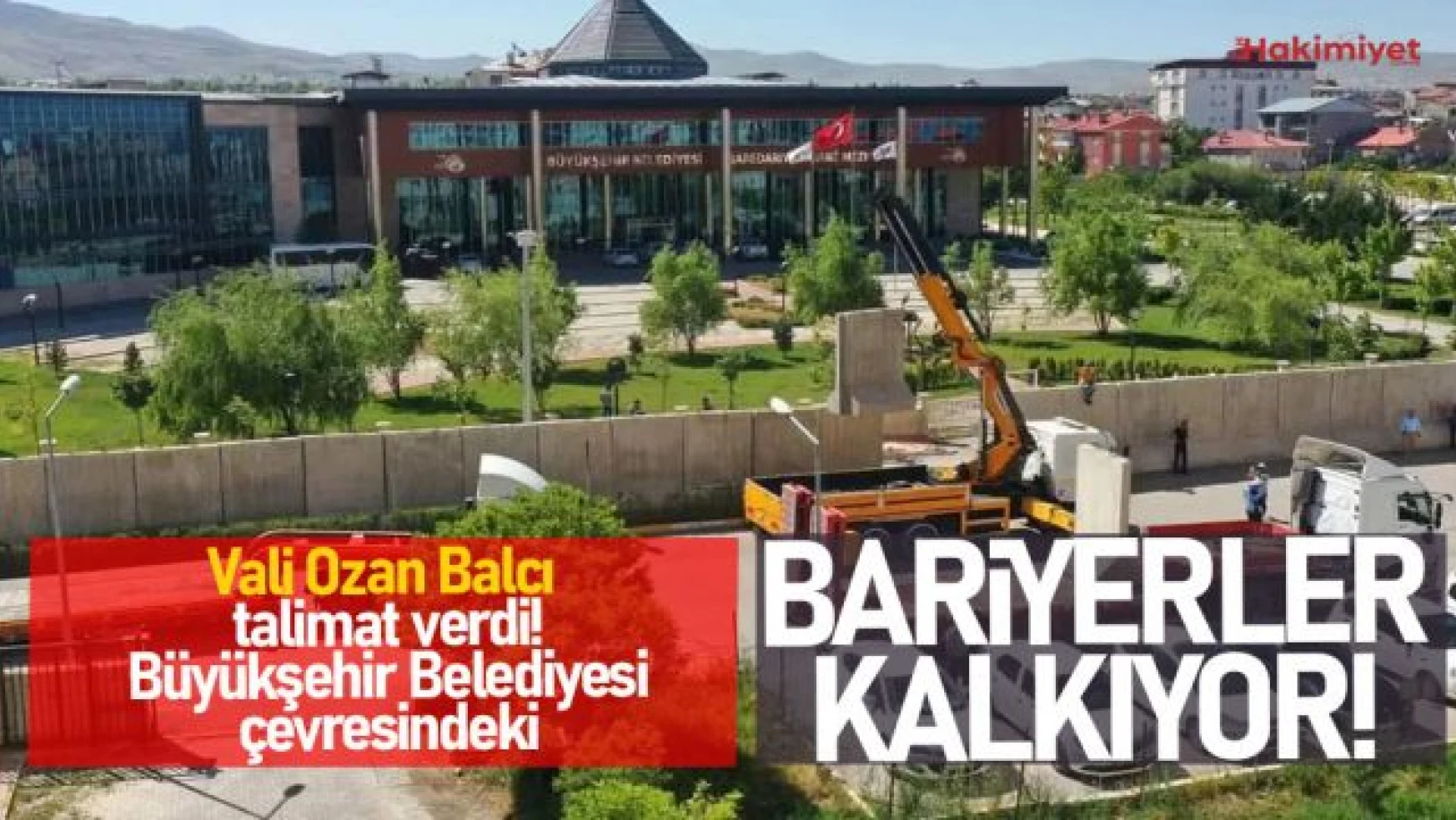 Van Büyükşehir Belediyesi'nin etrafındaki beton bariyerler kaldırılıyor!