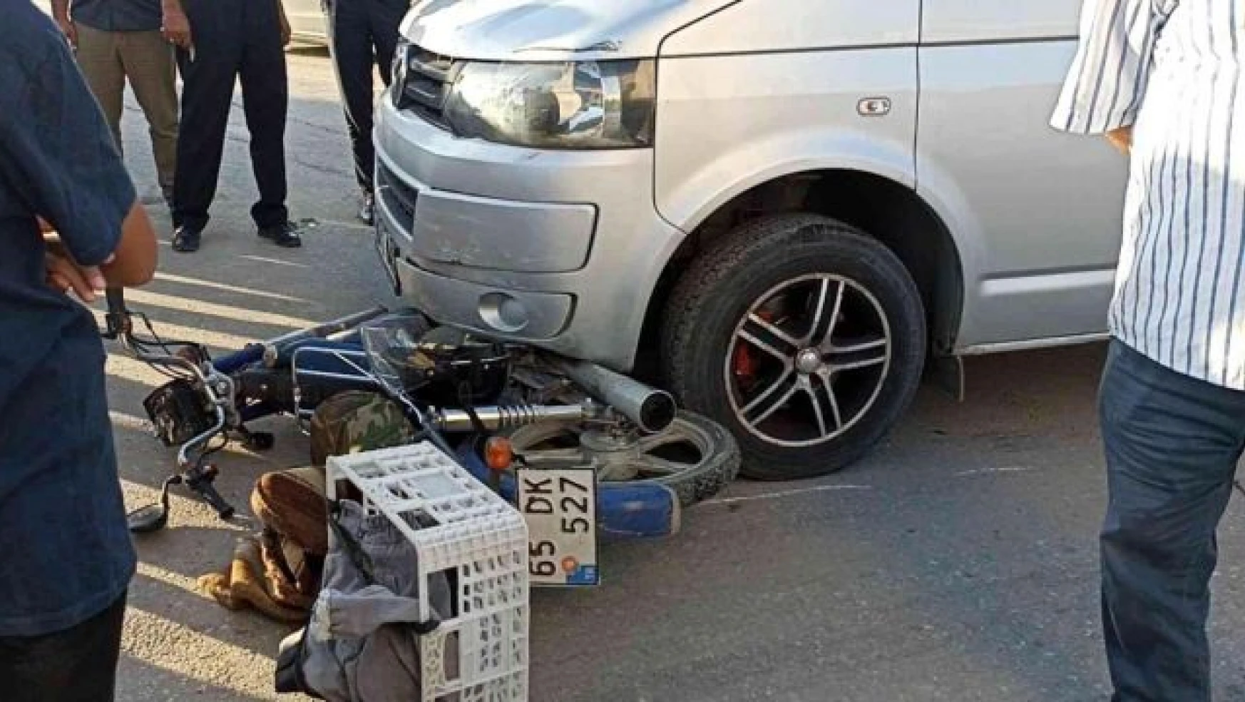 Erciş'te minibüs motosikletle çarpıştı: 1 yaralı