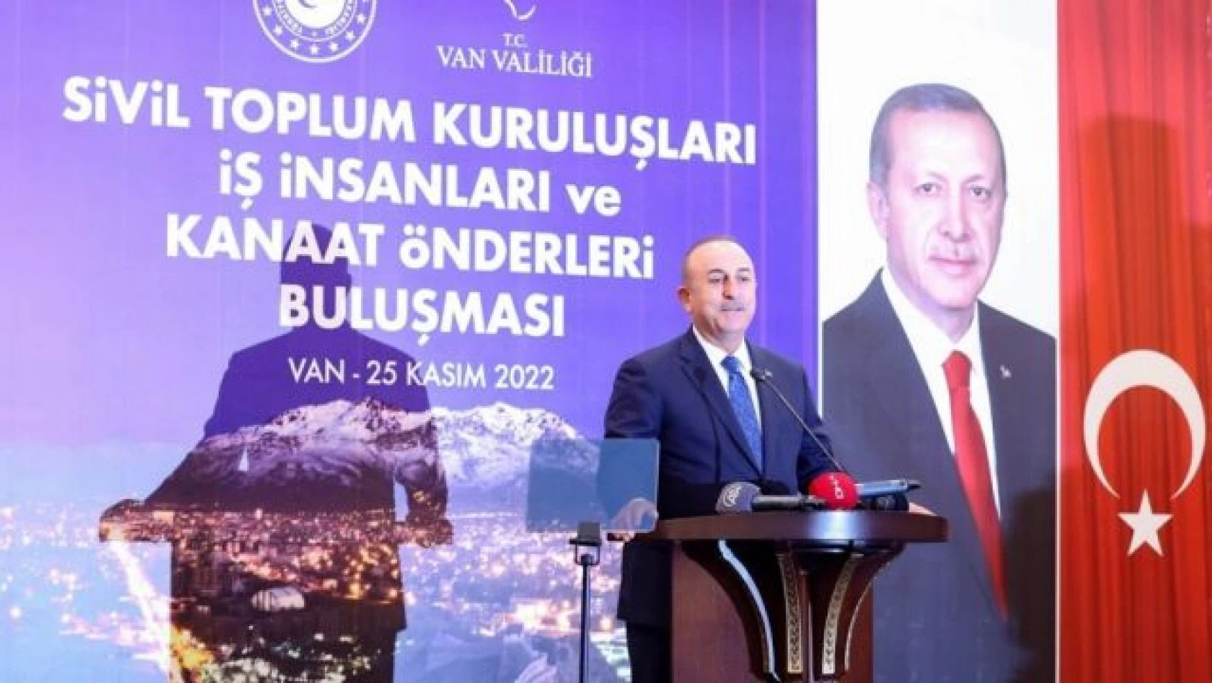 Bakan Çavuşoğlu, Van'da STK temsilcileriyle bir araya geldi