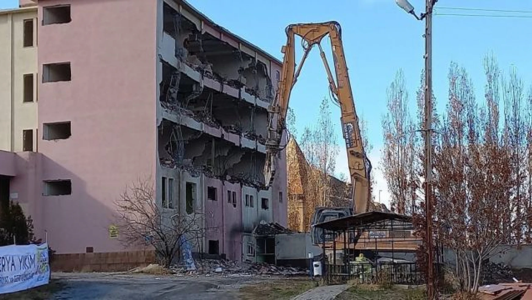Halime Hatun Kümbetinin görünüşünü bozan binanın yıkımına başlandı