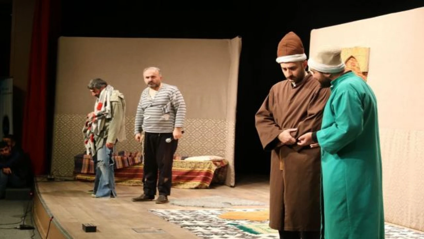 Van'da 'ziyafet sofrası' tiyatro oyunu büyük beğeni topladı