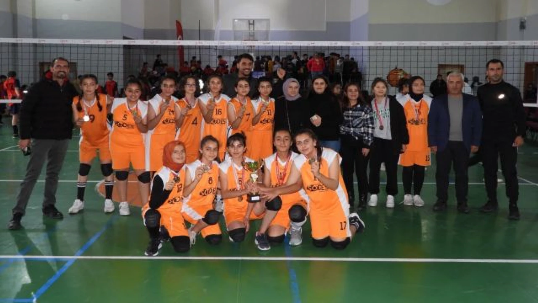 Voleybol'da şampiyon Edremit Ertuğrul Gazi Ortaokulu oldu