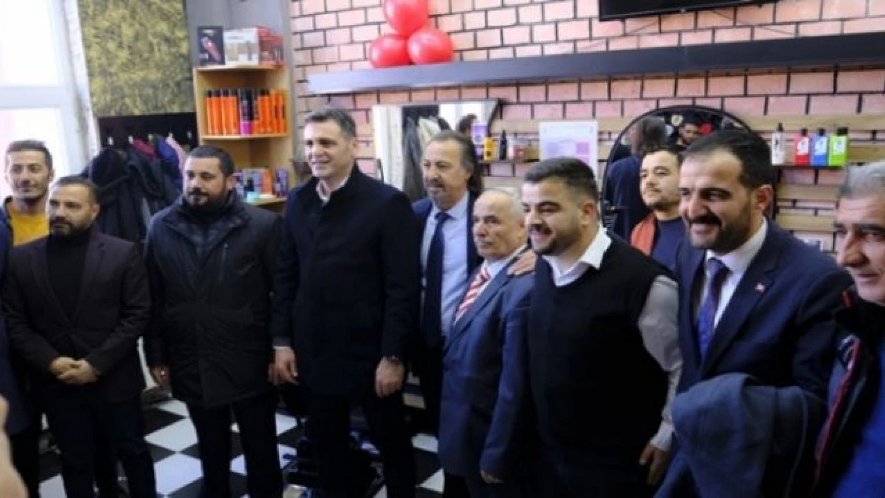 Ahmet Karatay, Edremit'te yeni berber dükkanını açtı