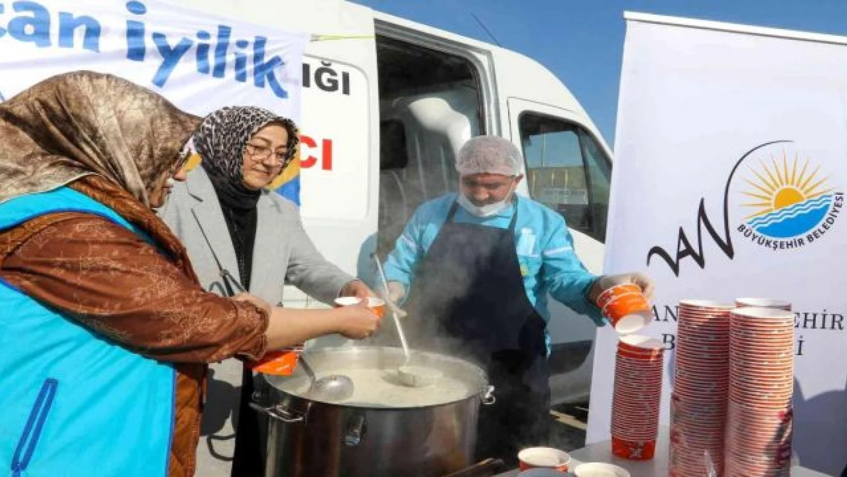 Van'da Regaip Kandili dolayısıyla vatandaşlara çorba ikram edildi