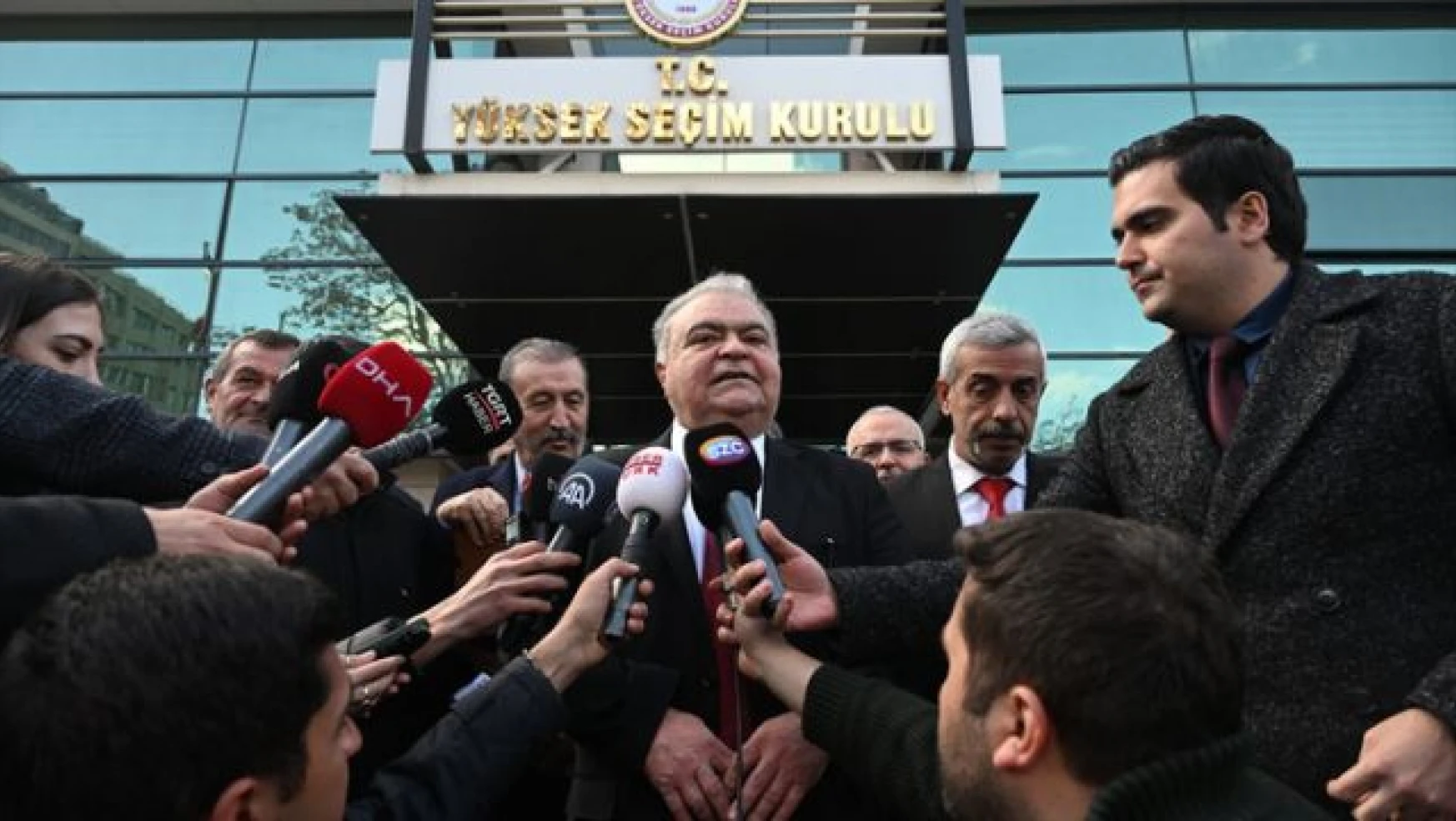 Cumhurbaşkanı adayı Ahmet Özal ilk gün 237 imza aldı