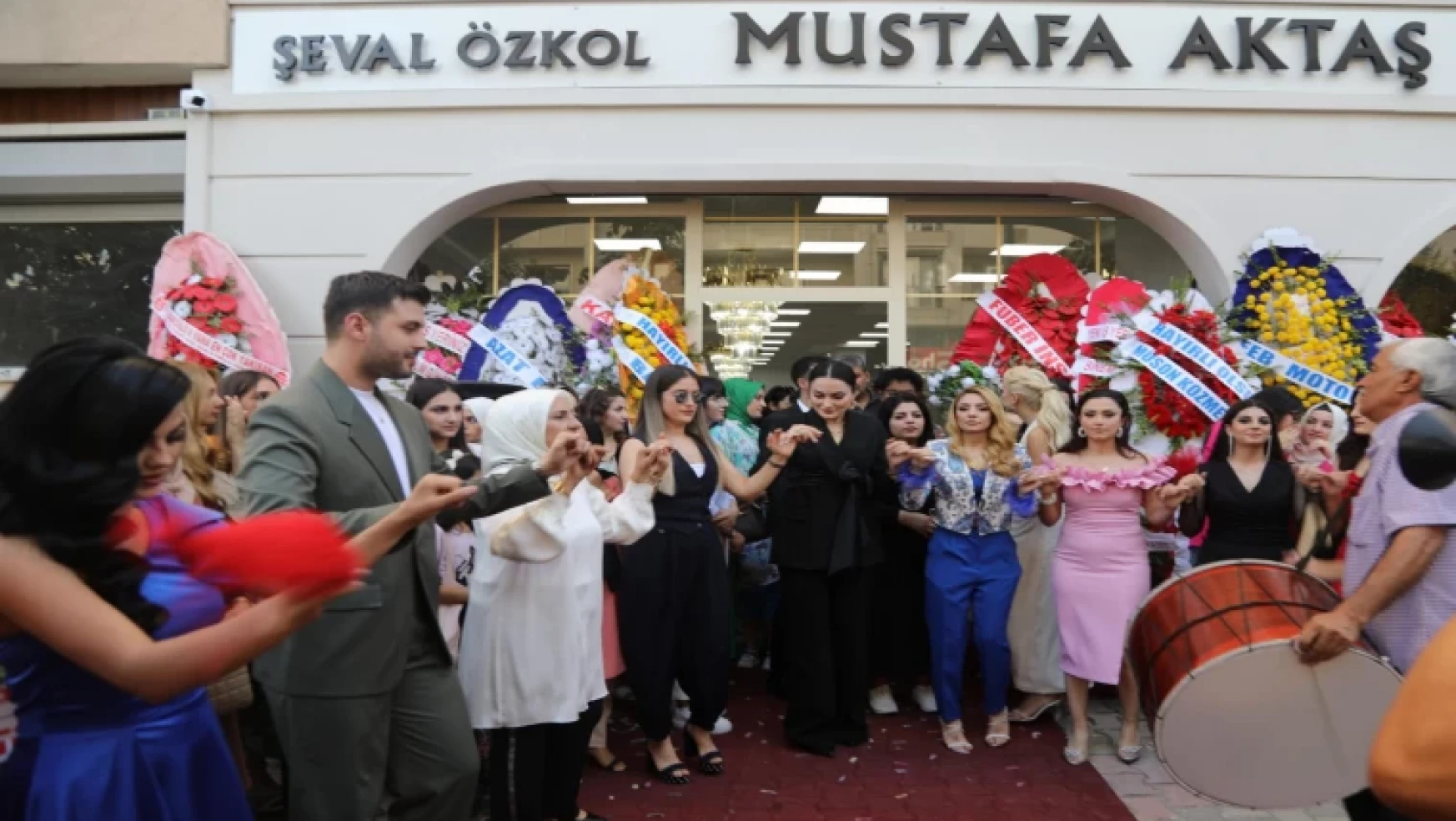 Mustafa Aktaş Makyaj Stüdyosu Görkemli Törenle Açıldı 