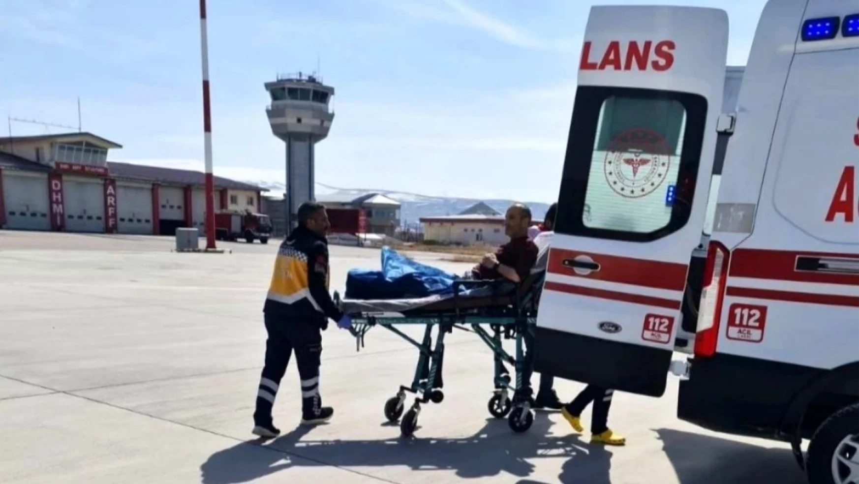 Ambulans helikopter hasta sevkiiçin havalandı