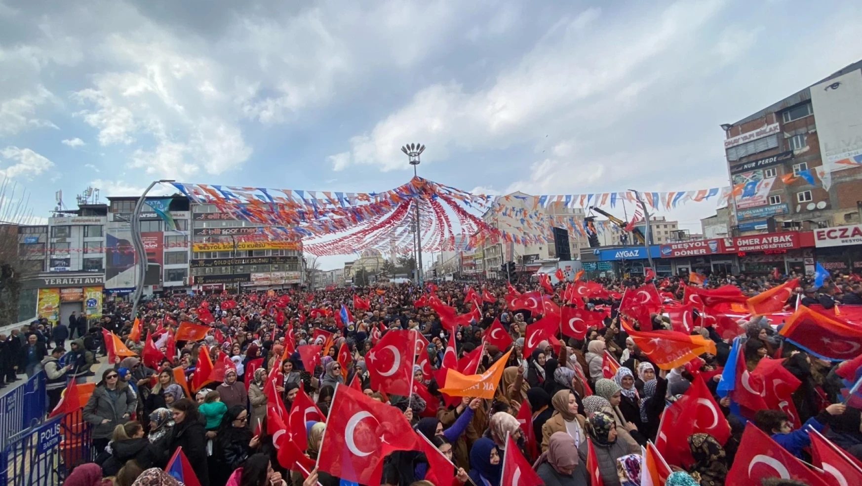 Cumhurbaşkanı Erdoğan Van mitingini tamamladı