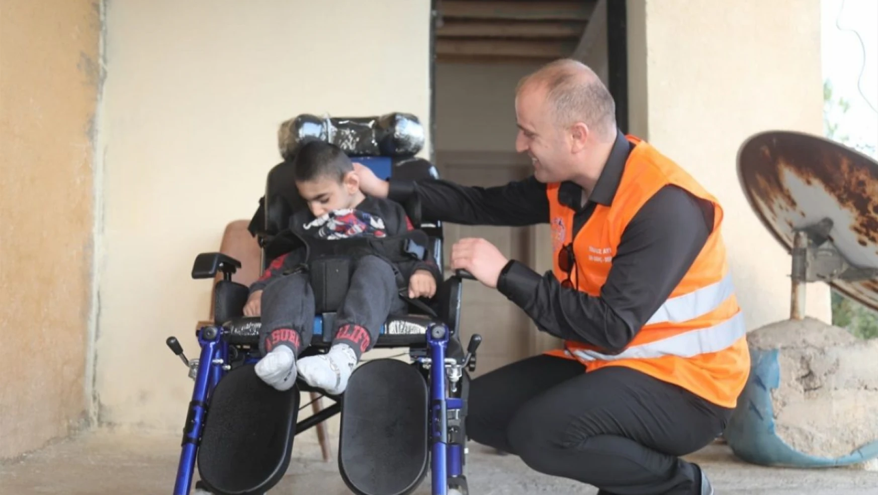 Engelli çocuğa tekerlekli sandalye hediye edildi