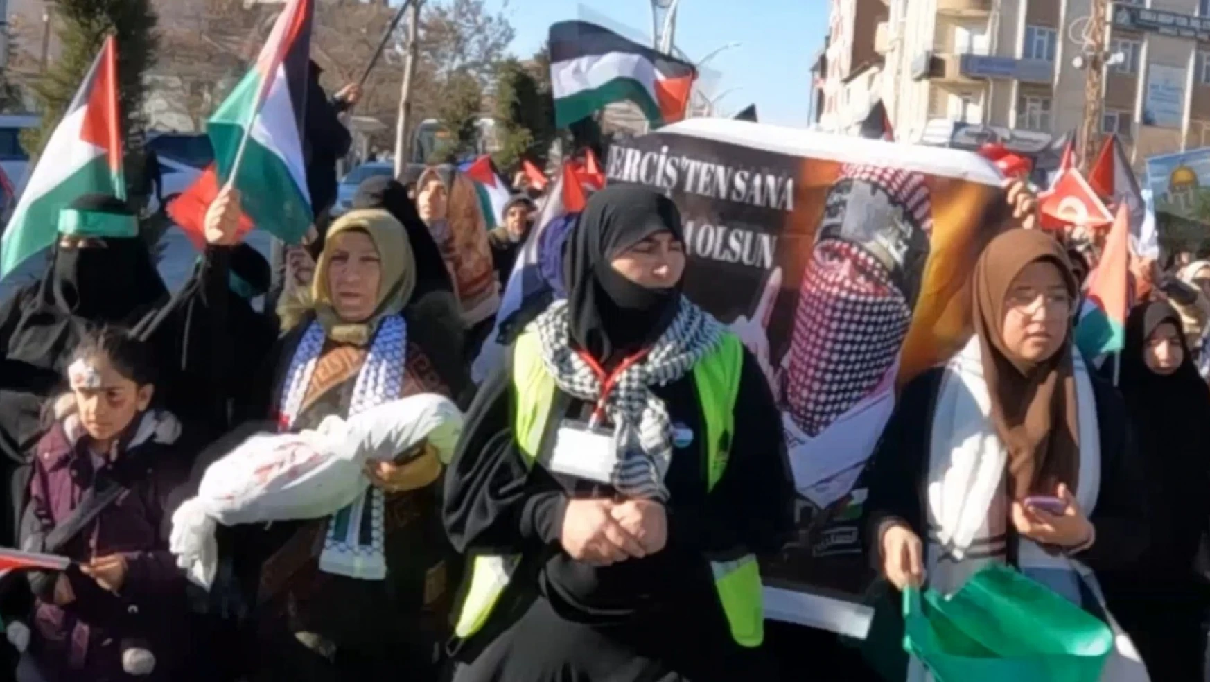 Erciş'te 'Filistin'e özgürlük İsrail'e lanet' yürüyüşü