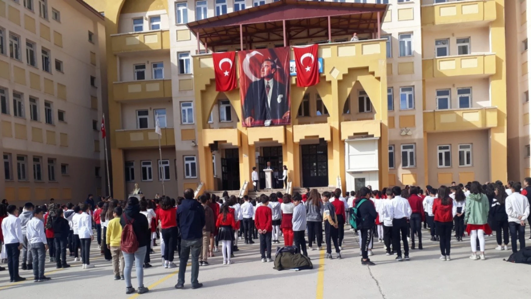 Ertuğrul Gazi Ortaokulu'nda öğrenciler kaderine terkedildi