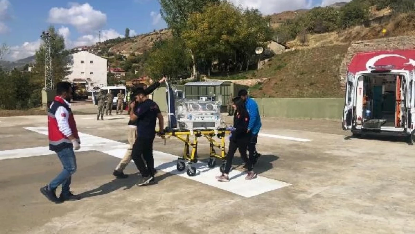 Şemdinli'de hasta bebek ambulans helikopterle Van'a sevk edildi