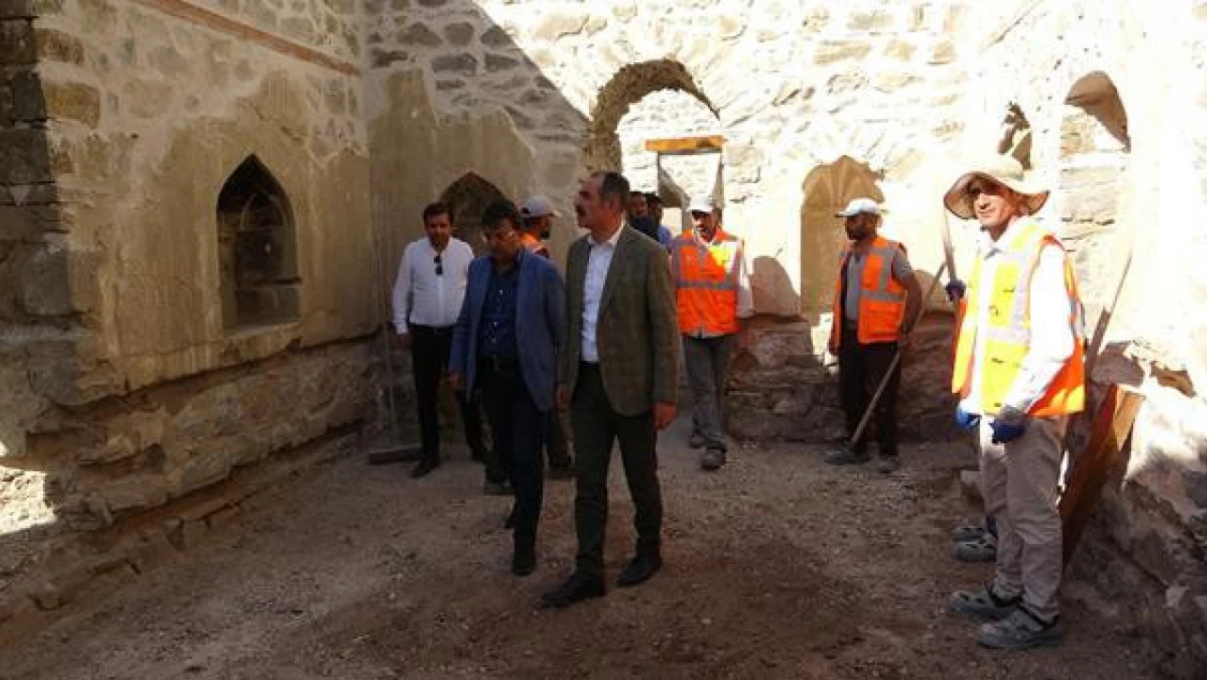 Türkmenoğlu, Hoşab Kalesi'nde inceleme yaptı