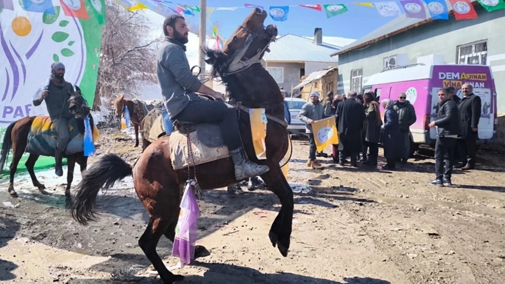 Van'da DEM Parti adayları atlı süvariler ile karşılandı
