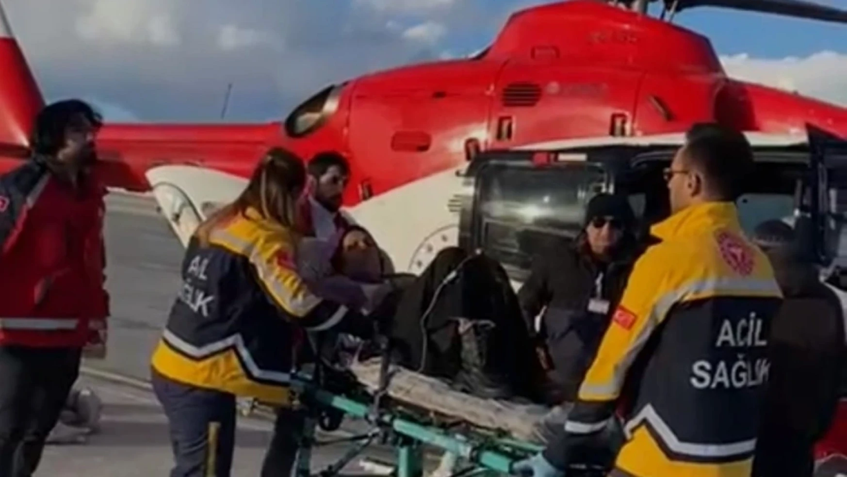 Van'da hamile kadın ambulans helikopterle hastaneye nakledildi