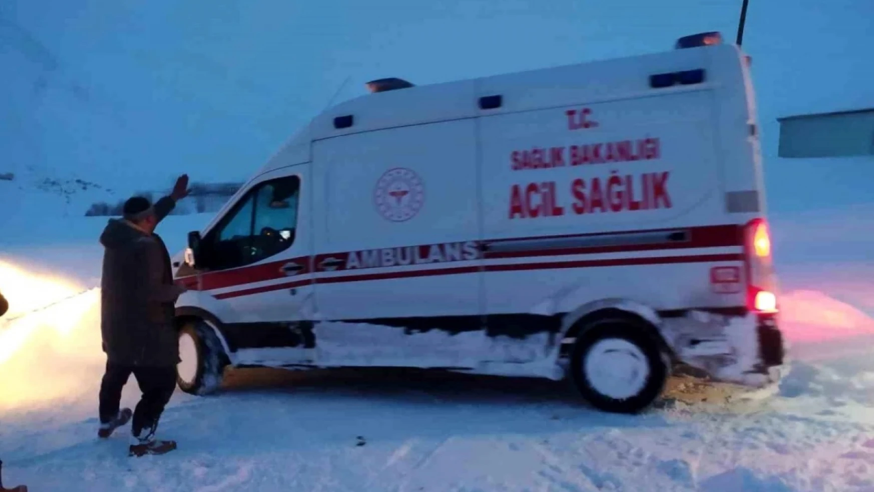 Van'da hasta almaya giden ambulans mahsur kaldı