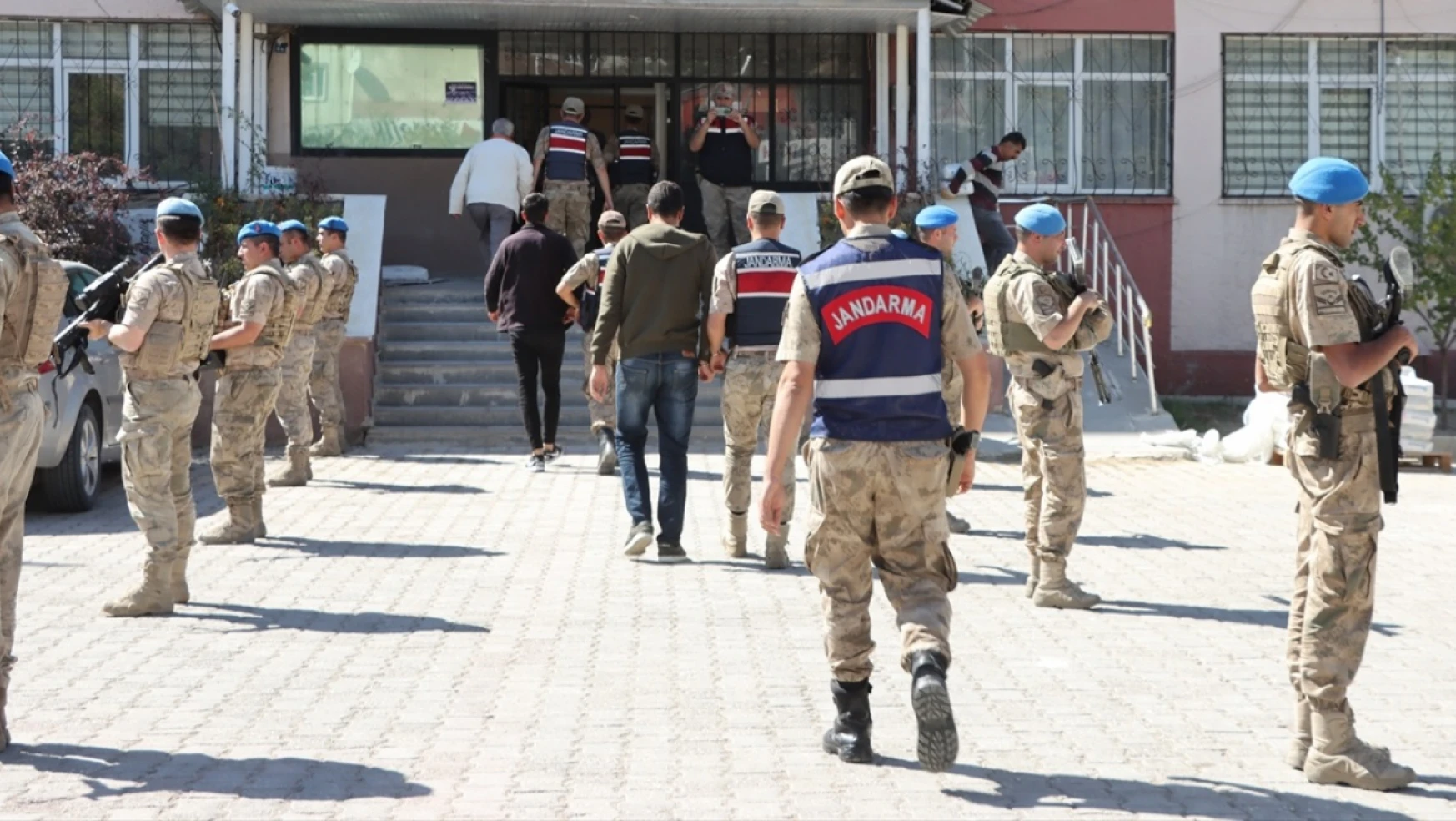 Van'da jandarma operasyonu: 12 kişi tutuklandı