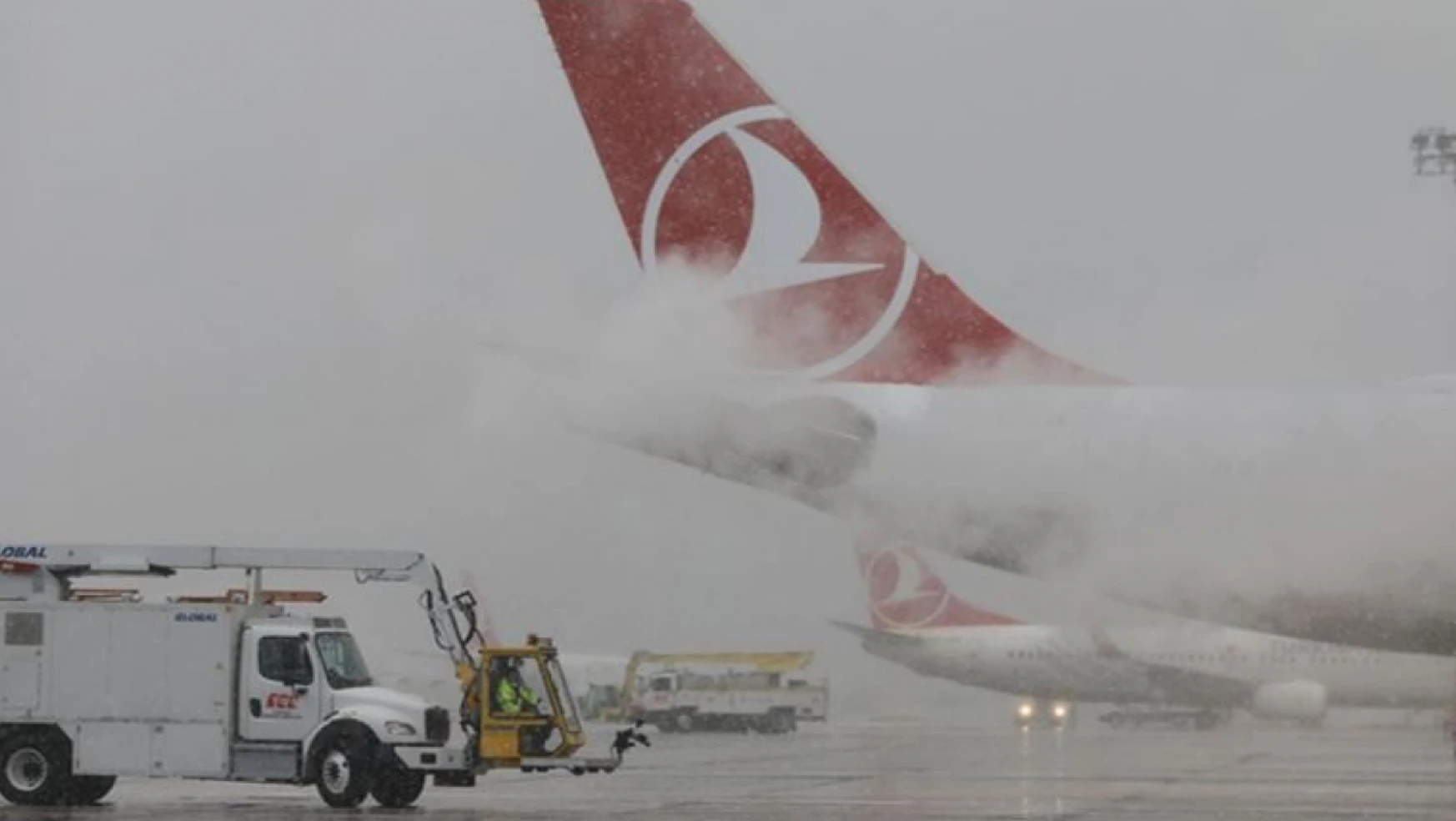 Van'da kar yağışı: Uçak seferleri rötar yaptı