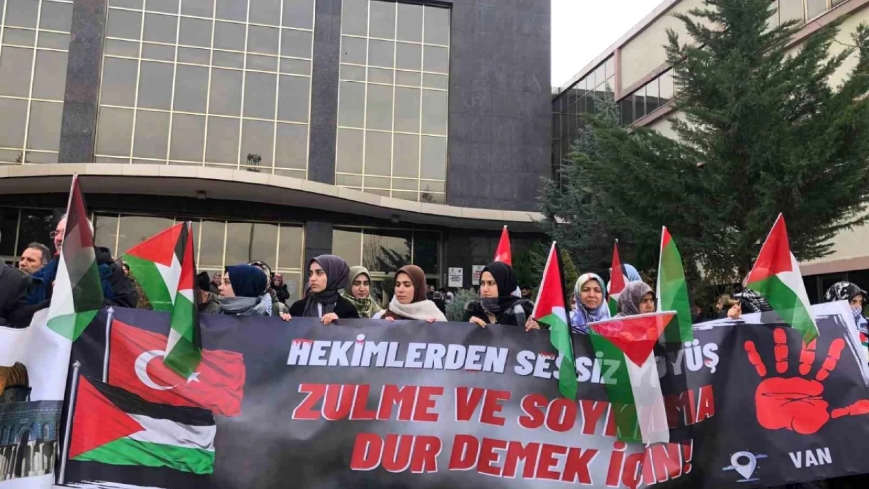 Van'da Sağlık Çalışanları Filistin'e Destek İçin Sessiz Protesto Yaptı