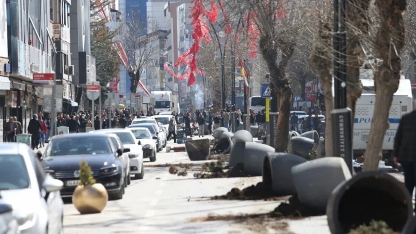Van'da seçim gerginliği: Sokaklar savaş alanına döndü!