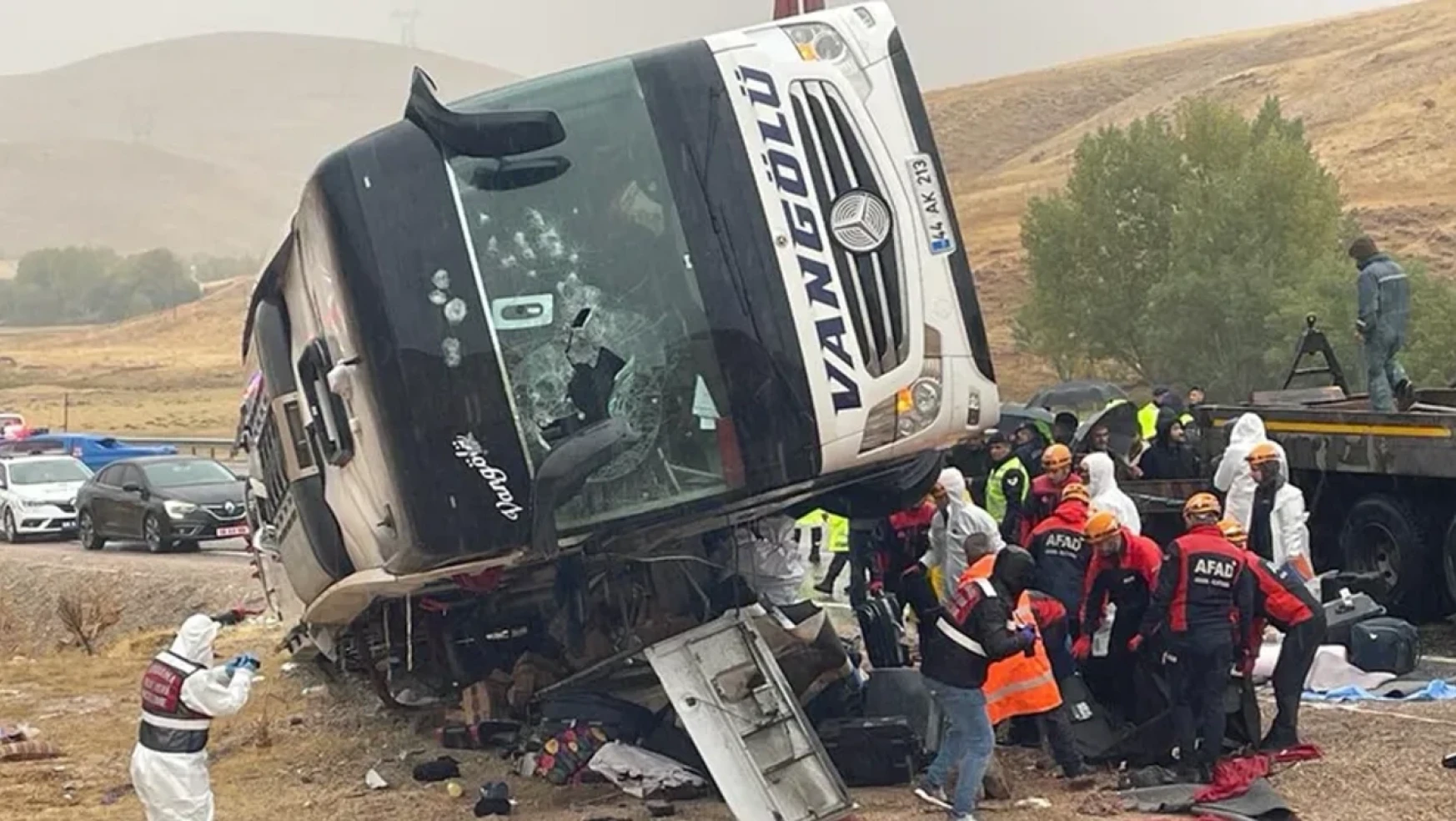 Van otobüsü Sivas'ta kaza yaptı: 7 ölü