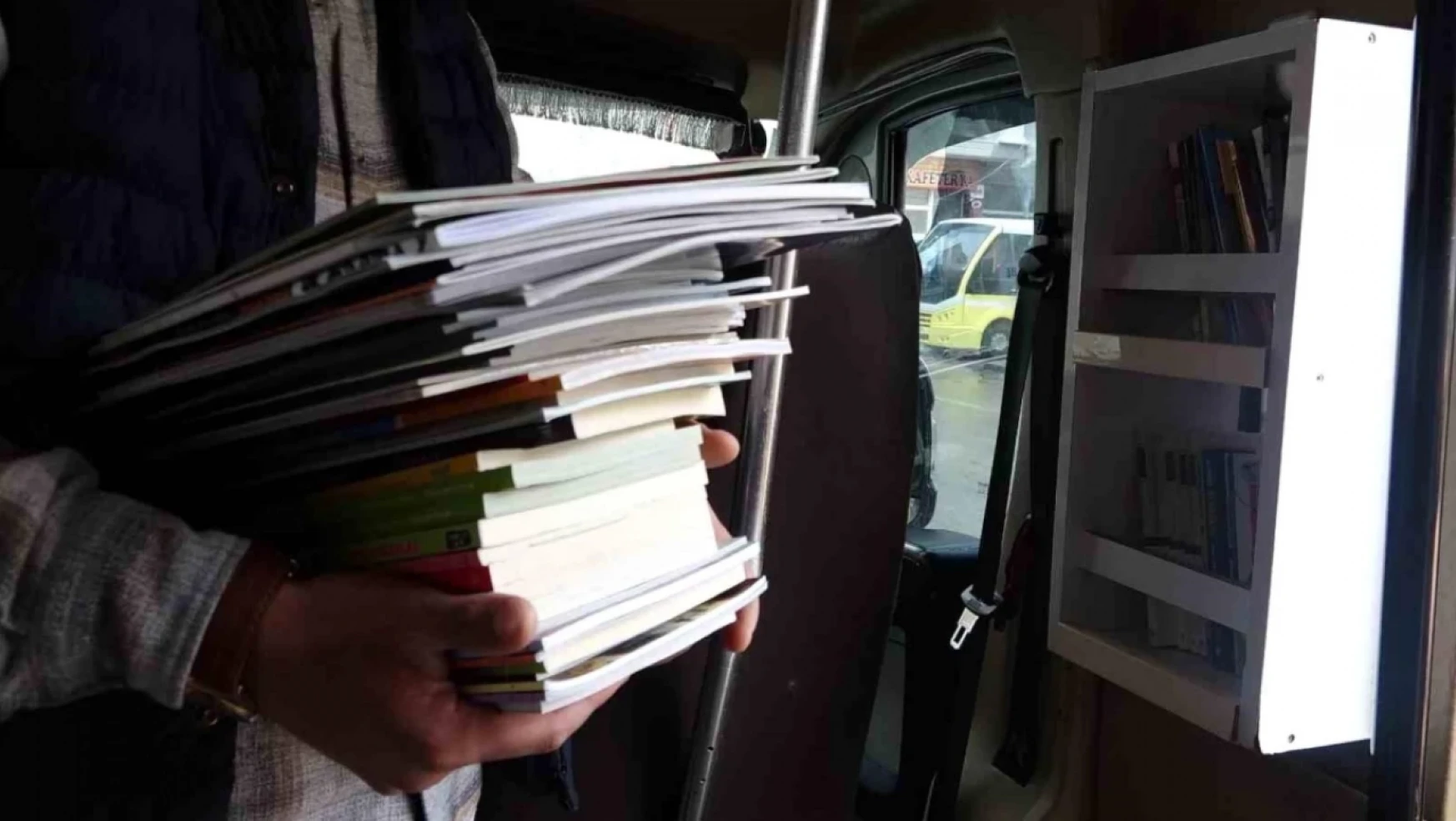 Van Valisi Ozan Balcı, minibüs şoförüne kitap desteği sağladı