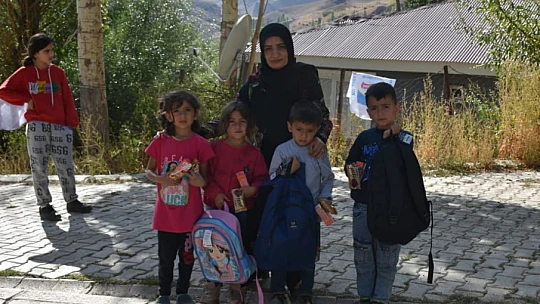 Van Gönül Dostları Derneği Başkale'li Çocukları Sevindirdi...!