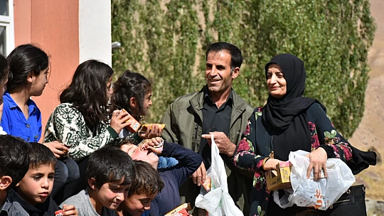 Van Gönül Dostları Derneği Başkale'li Çocukları Sevindirdi...!