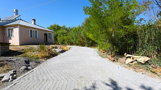 Tuşba Belediyesi'nden mahallelerde yol çalışması