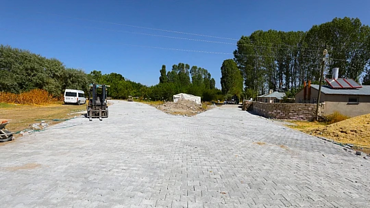 Tuşba Belediyesi'nden mahallelerde yol çalışması