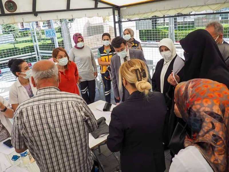 Başkan Türkmenoğlu aşı stantlarını ziyaret etti
