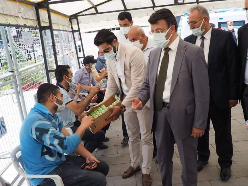 Başkan Türkmenoğlu aşı stantlarını ziyaret etti