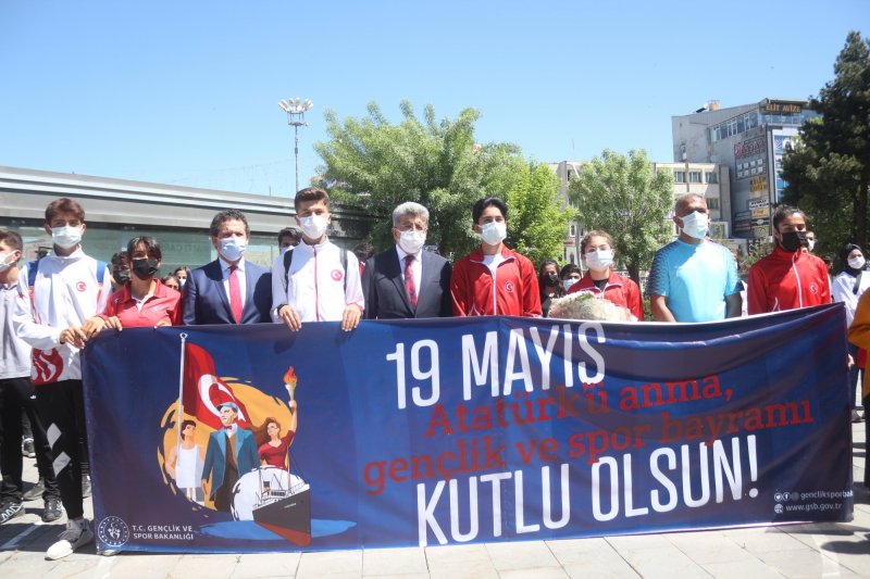 Van'da 19 Mayıs Atatürk'ü Anma Gençlik ve Spor Bayramı düzenlenen törenle kutlandı.