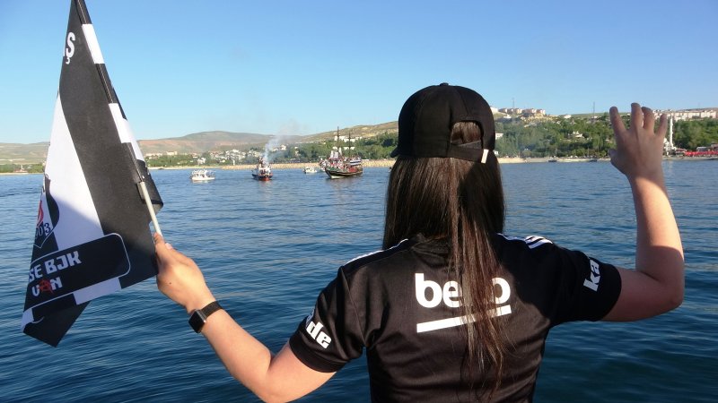 Beşiktaş taraftarının Van Gölü'nde şampiyonluk coşkusu