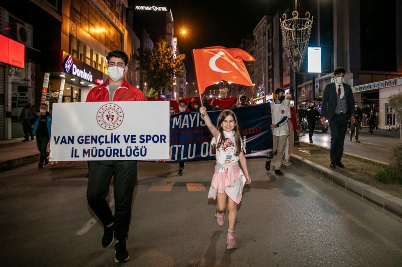 Van’da meşaleli gençlik yürüyüşü