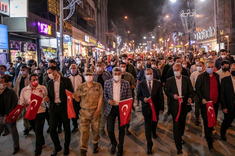 Van’da meşaleli gençlik yürüyüşü