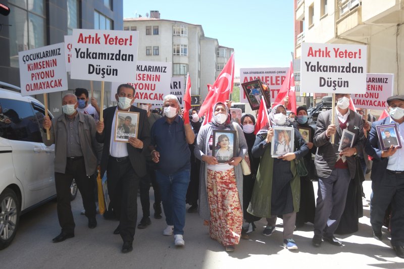 Kocası PKK tarafından şehit edilen anne dağa kaçırılan kızını istiyor