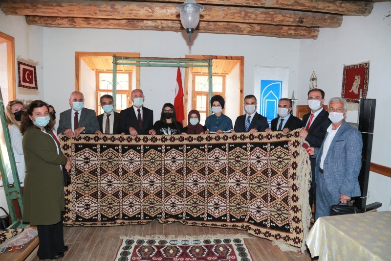 Tuşba'da kilim-halı atölyesi kursiyerleri sertifikalarını aldı